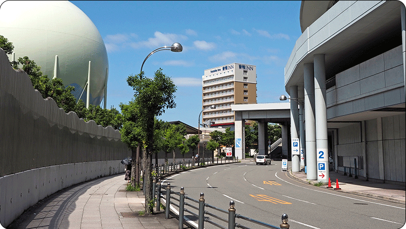 京セラドームの外周道路を道なりに進みます。